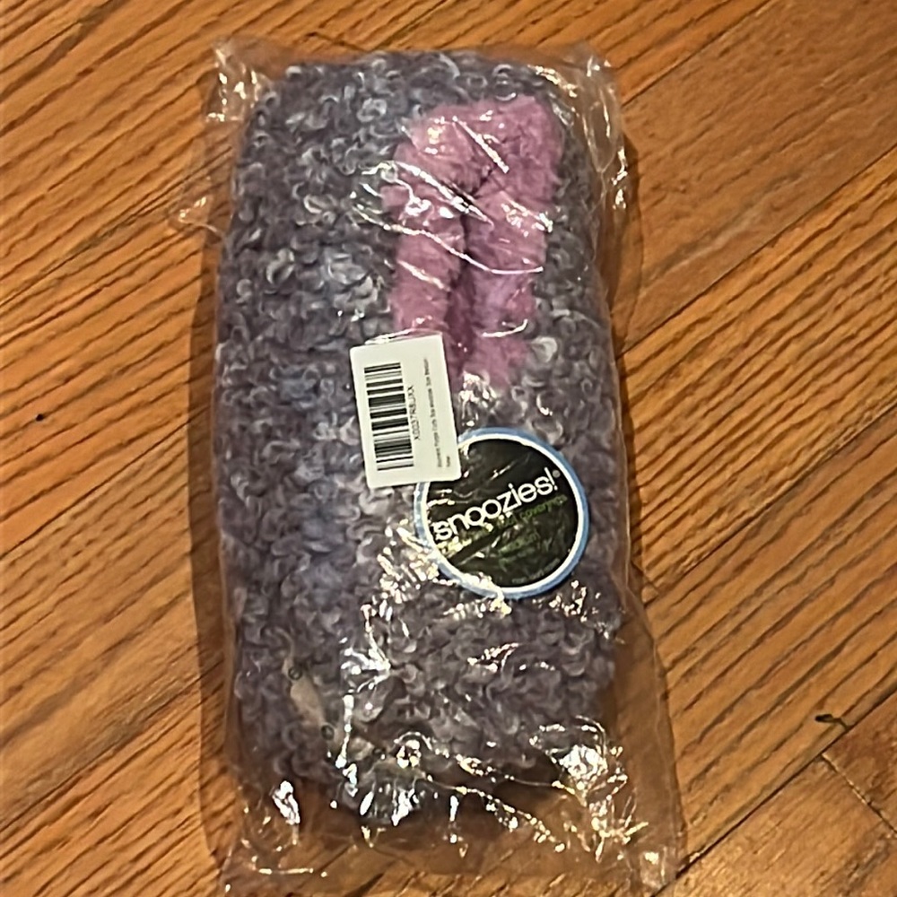 NWT- Snoozies Womens Slipper Socks - purple non skid soles -MEDIUM size 7/8